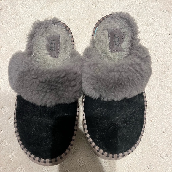 UGG SLIPPERS - Picture 1 of 6